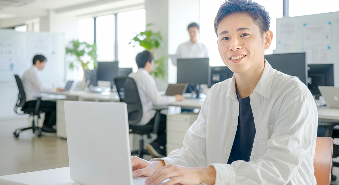 フリーランスと正社員の収入・社会保険の違いを示す図解