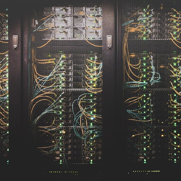 COBOL・基幹システム案件の実態とAI時代に残る役割を解説するイメージ
